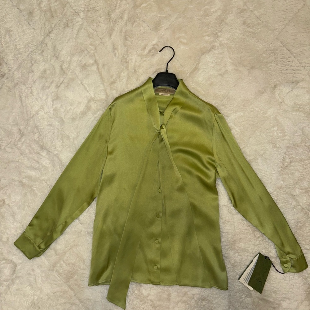 GUCCI Silk button down shirt (size 36-S)